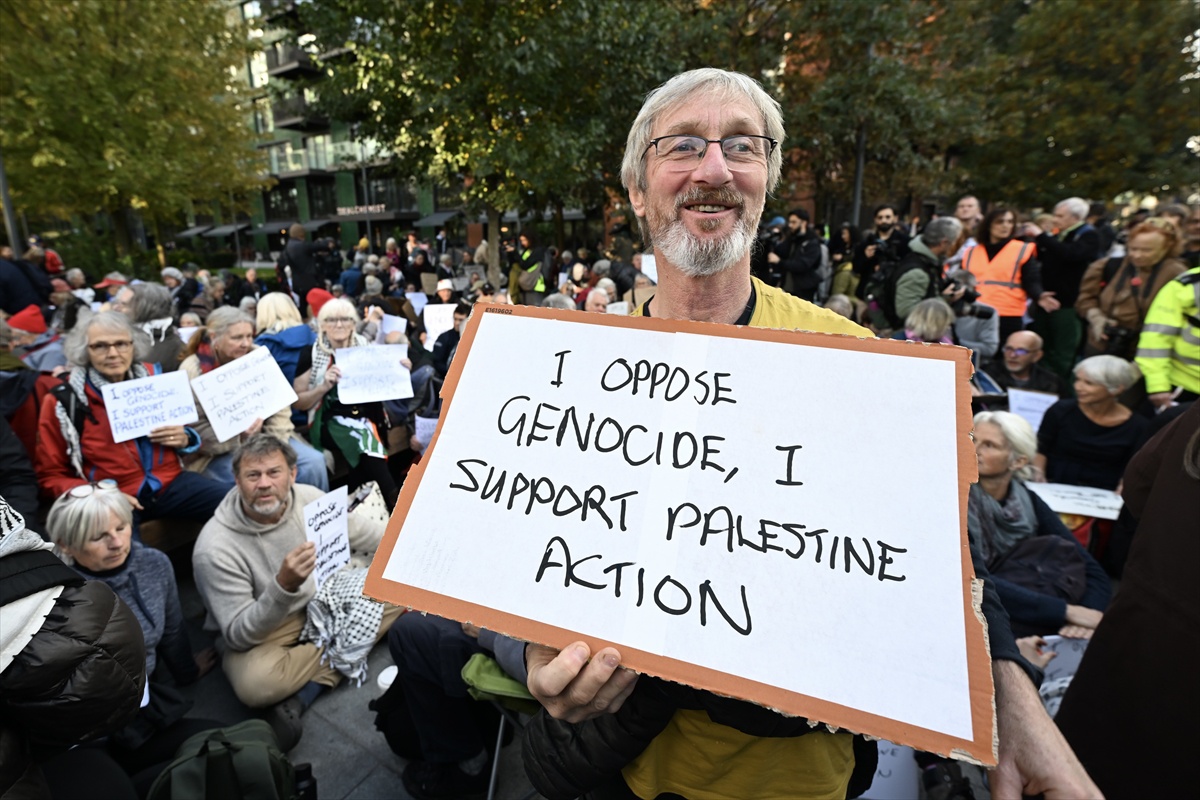 Londra'da ABD Büyükelçiliği önündeki Palestine Action eylemi 48 gözaltıyla sonuçlandı