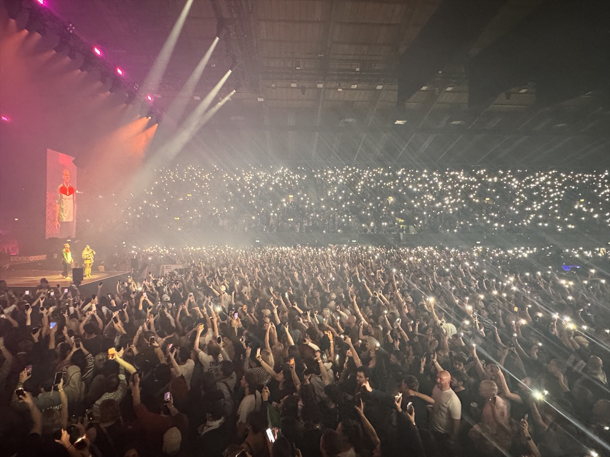 Ed Sheeran'ın turnesinden çıkarılan Macklemore, Londra'da 10 bin kişiyle Filistin için sahneye çıktı