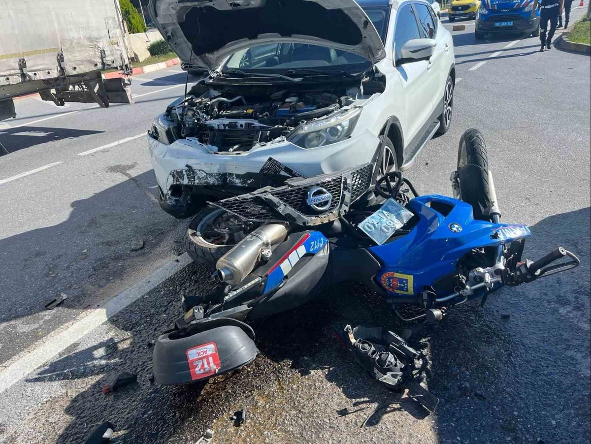 Manavgat D-400'de jandarma motosikletine çarpan otomobil uzman çavuşu yaraladı