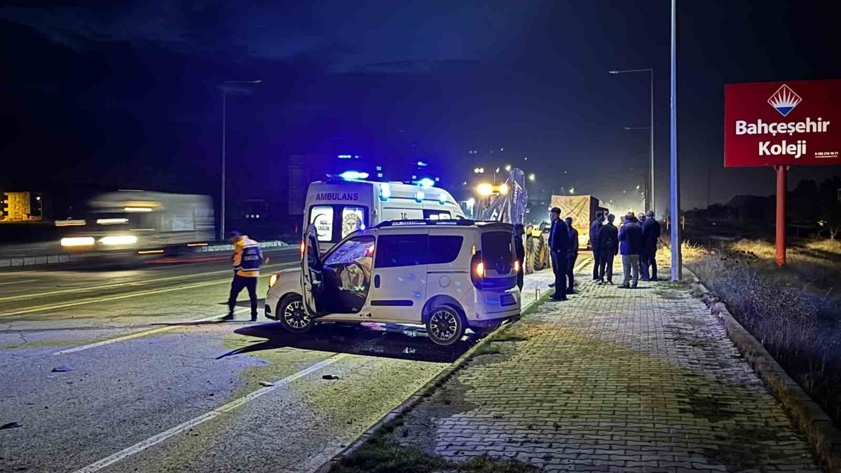 Muş-Bitlis kara yolunda otomobille kepçenin çarpıştığı kazada 1 kişi yaralandı