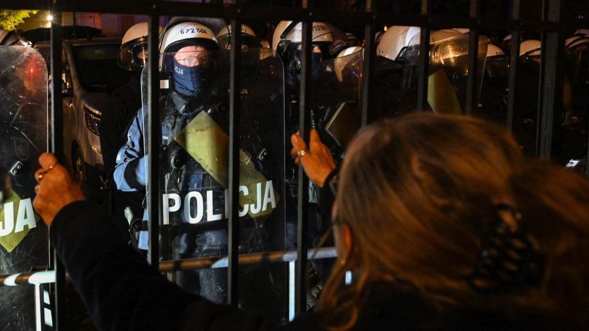 Polonya'da Anayasa Mahkemesi binasına çevik kuvvet polisi konuşlandırıldı