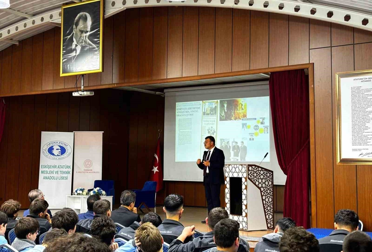 Prof. Dr. Hasan Mandal, Eskişehir'deki eski okulunda öğrencilerle buluştu