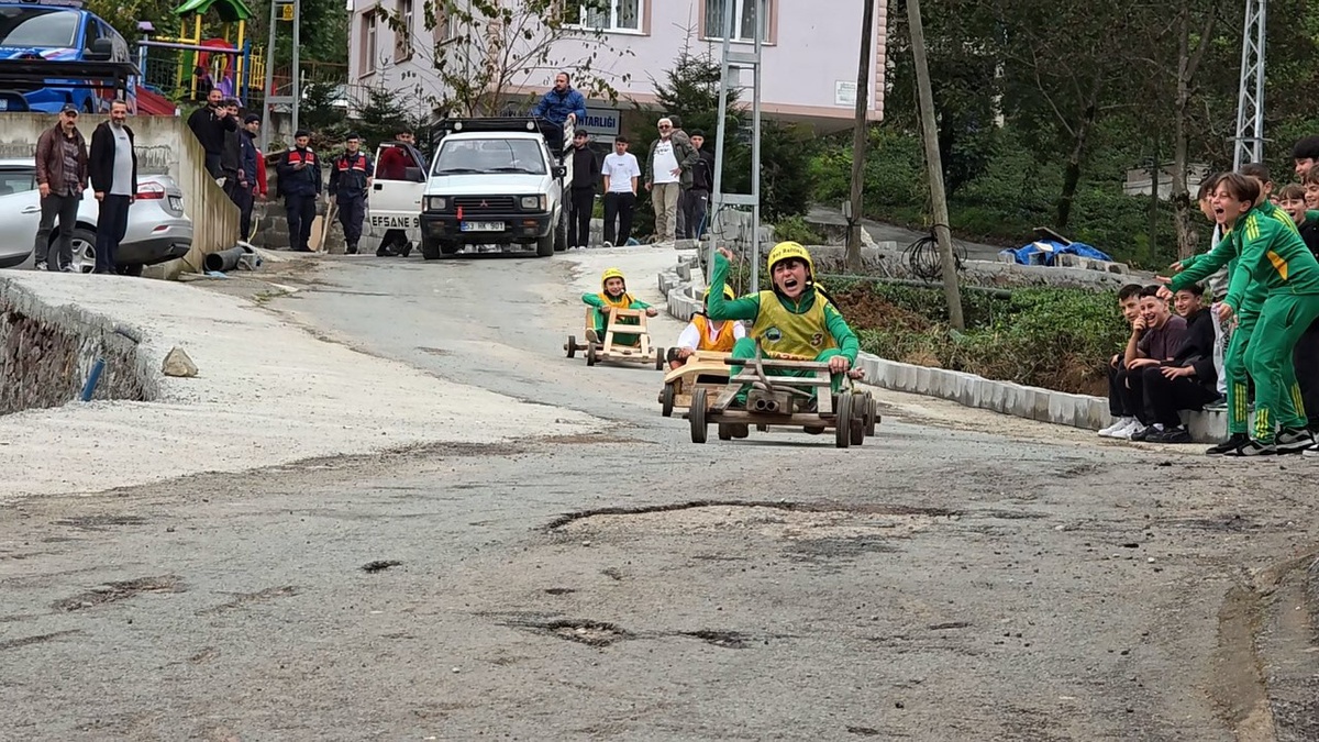 Rize Çamlıhemşin'de Dikkaya köyünde 16. Laz Ralli'ye 44 yarışmacı katıldı