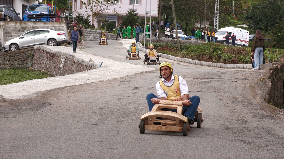 Rize'nin Çamlıhemşin ilçesinde Laz Ralli'ye 3 kategoride 33 yarışmacı katıldı