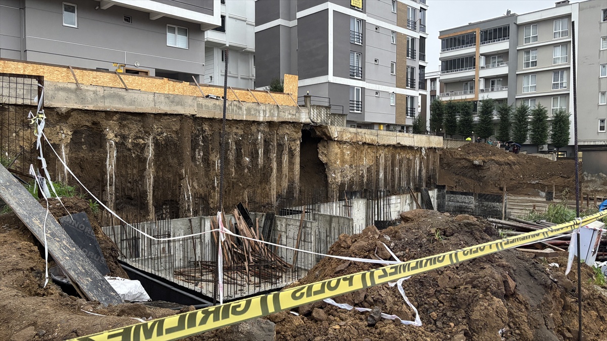 Samsun'da sağanak sonrası 5 katlı apartmanın temelinde toprak kaydı! Bina boşaltıldı