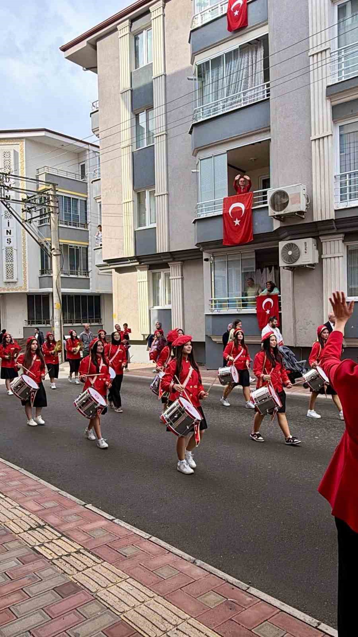 Samsun Bafra'da bando öğrencileri, Dilek Halıcı'ya kortejle geçmiş olsun dedi