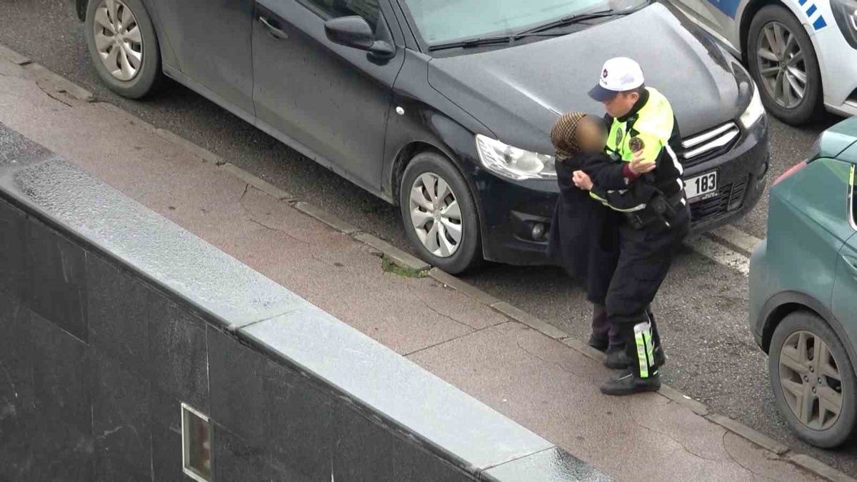 Samsun'da trafik polisi, kazada yaralanan kadını yeleğiyle yağmurdan korudu! Motosiklet sürücüsünün ehliyeti çıkmadı