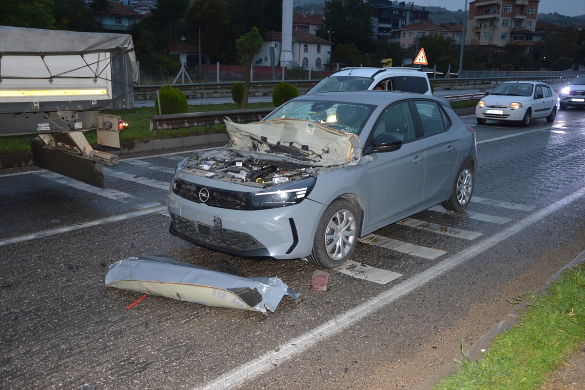 Samsun Havza'da tırla çarpışan otomobildeki 2 yaralı hastaneye kaldırıldı
