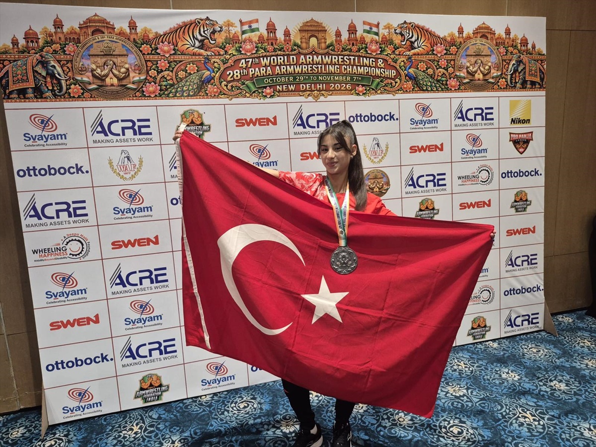 Samsunlu Merve Keskin, bilek güreşinde 45 kilo sol kolda dünya ikinciliğini kazandı