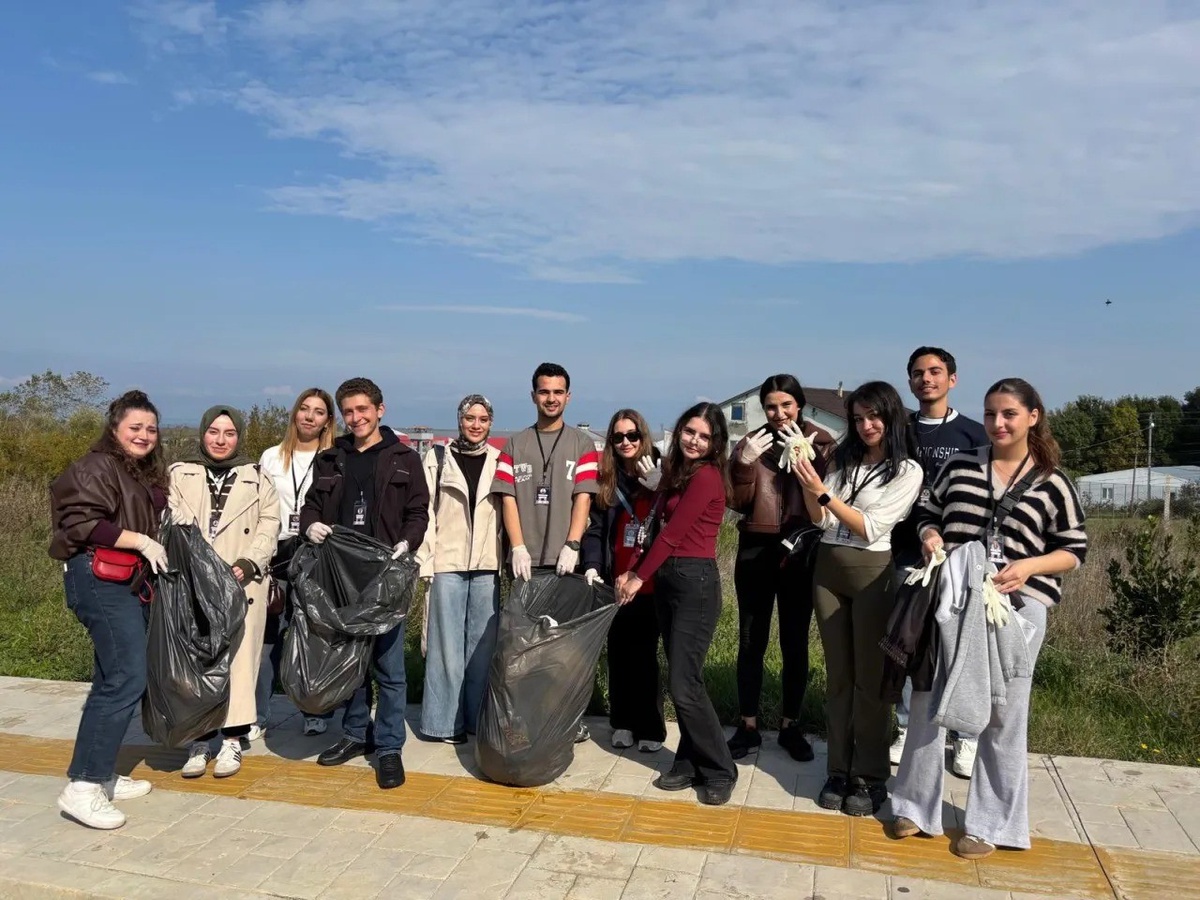 Sinop ve Kastamonu üniversitelerinin öğrencileri ÜNİDES ile çevreyi temizledi