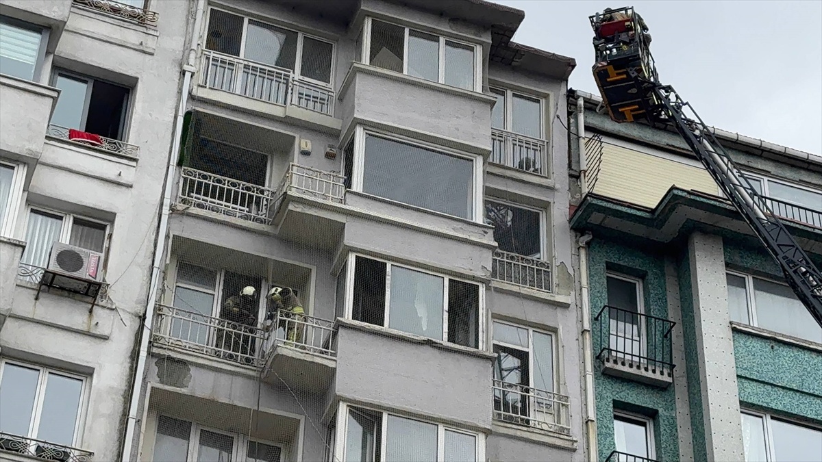 Şişli'de boş ve tadilattaki 8 katlı binanın üst katındaki yangın söndürüldü