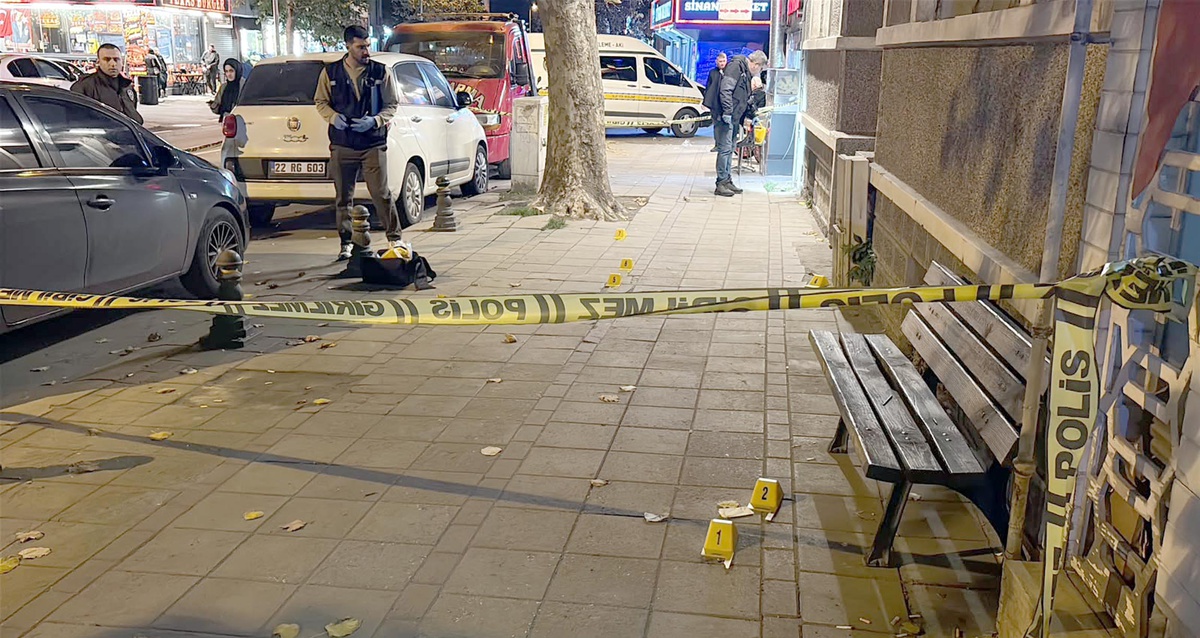 Tekirdağ Çorlu'da kaldırımda yürüyen S.T., motosikletli 2 kişinin ateşiyle yaralandı
