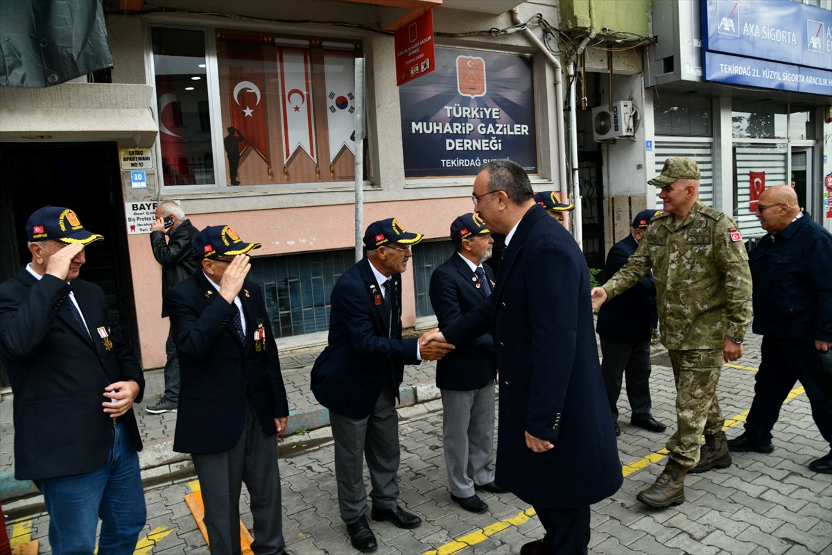 Tekirdağ Valisi Soytürk ve Tümgeneral Ala gazilerle dernekte buluştu
