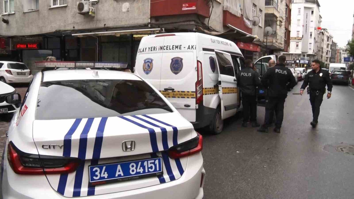 Zeytinburnu'nda haraç isteyen şüpheliyi esnaf kovalayıp vurdu, anlar kamerada
