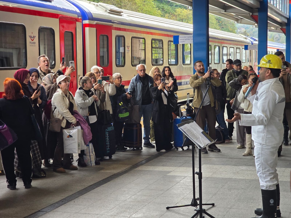 Zonguldak'a 6. seferle gelen Turistik Karaelmas Ekspresi'ni Madenci Korosu karşıladı