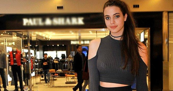 Defne Samyeli'nin kızı Deren Talu dekoltesiyle baş döndürdü!