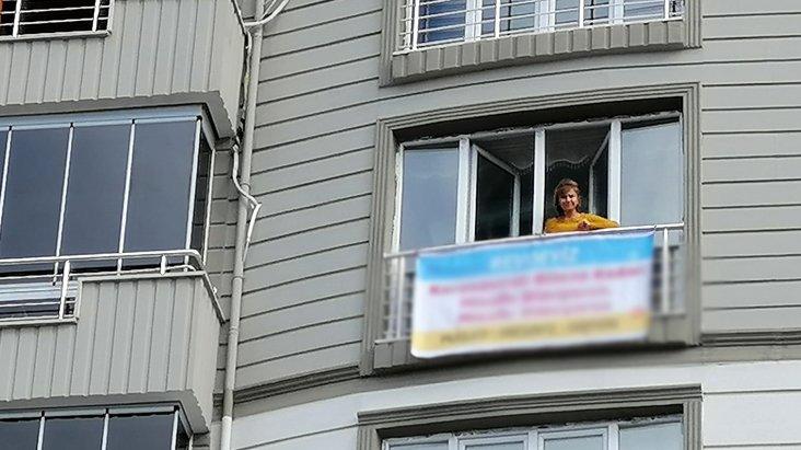 Satılık ya da kiralık ilanı değil! Evinin camına astığı yazıya bakan bir daha bakıyor Satılık ya da kiralık ilanı değil! Evinin camına astığı yazıya bakan bir daha bakıyor