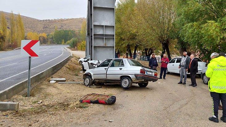 Üstgeçit direğine çarpan araçta korkunç detay! Ölen eşiyle dakikalarca araçta mahsur kaldı