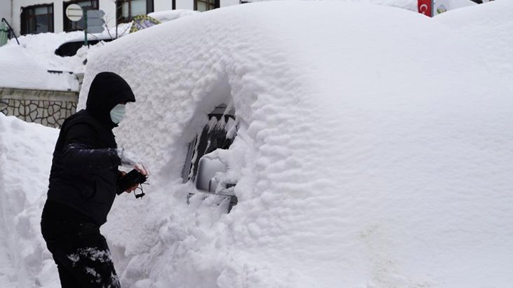 Kar kalınlığının 2 metreyi aştığı Kastamonu'da vatandaşlar kaybolan araçlarını arıyor