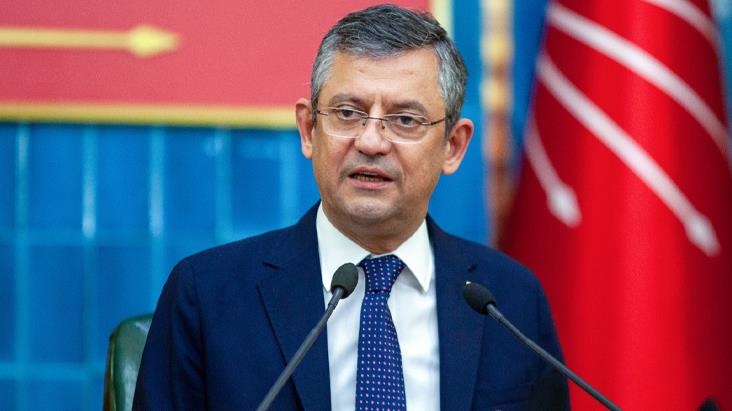 Seçim sonrası 2 ameliyat geçiren Özgür Özel bu kez de saçlarını boyattı
