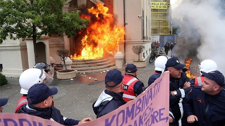 Avrupa ülkesinde yolsuzluk protestosu! Belediye binasını ateşe verdiler