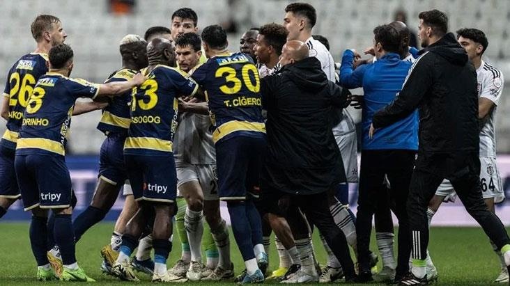 Beşiktaş-Ankaragücü maçında futbolcular birbirine girdi