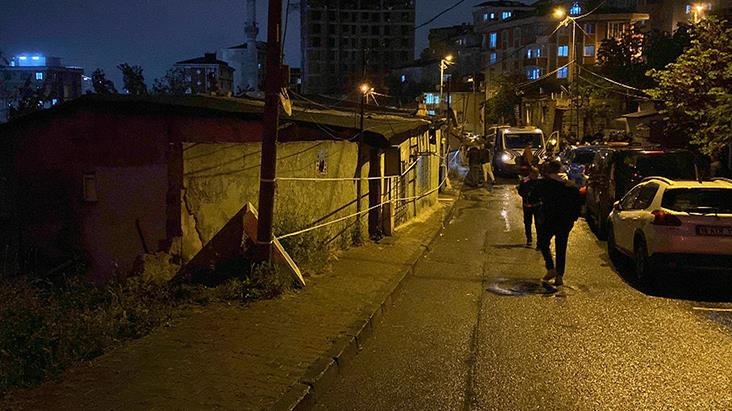 İstanbul Gaziosmanpaşa'da toprak kayması! 14 ev etkilendi, 70 kişi tedbir amaçlı tahliye edildi