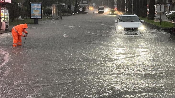 Şiddetli yağış uyarısı yapılan kentte bazı taşıtların trafiğe çıkışı yasaklandı