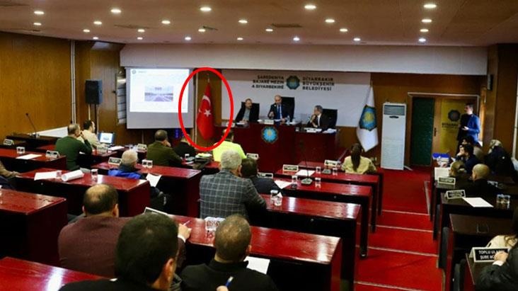 Yeni başkanın ilk icraatı salondaki Türk bayrağını kaldırmak oldu