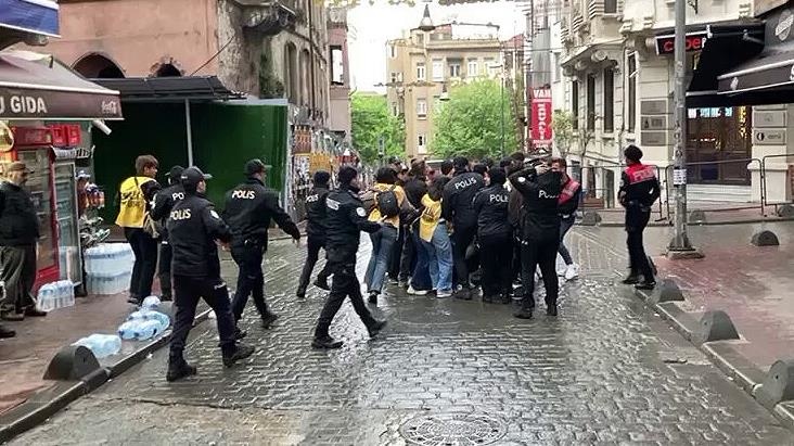 Taksim'e çıkmak isteyen grubun karşısına polis dikildi, ortalık karıştı