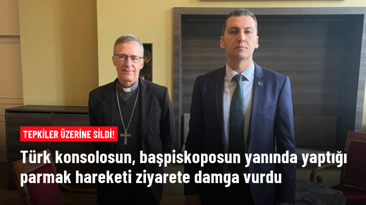 Türk konsolos, başpiskoposun yanında şehadet parmağını kaldırıp poz verdi