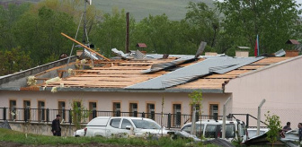 Erzurum'da hortum nedeniyle birçok ev ve okulun çatısı uçtu
