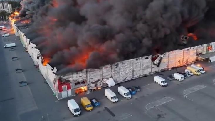 Şehrin göbeğindeki alışveriş merkezi alev alev yandı! Binden fazla mağaza küle döndü