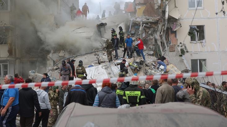 Ukrayna ordusunun vurduğu 10 katlı bina çöktü