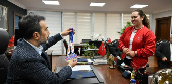 Ankara Büyükşehir Belediyesi'nden skandal karar! AK Parti İl Başkanı'nı ziyaret eden Avrupa Şampiyonu Sude Nur Çakır'ın sözleşmesi feshedildi