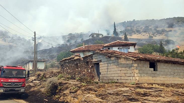 Orman yangını bir türlü söndürülemiyor, evlere kadar ulaştı