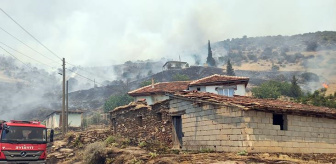 Alevler evlere kadar ulaştı! Manisa'da orman yangını bir türlü söndürülemiyor