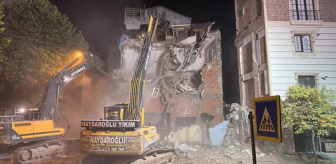 Küçükçekmece'de çöken binanın yanında bulunan 4 katlı bina yıkılıyor