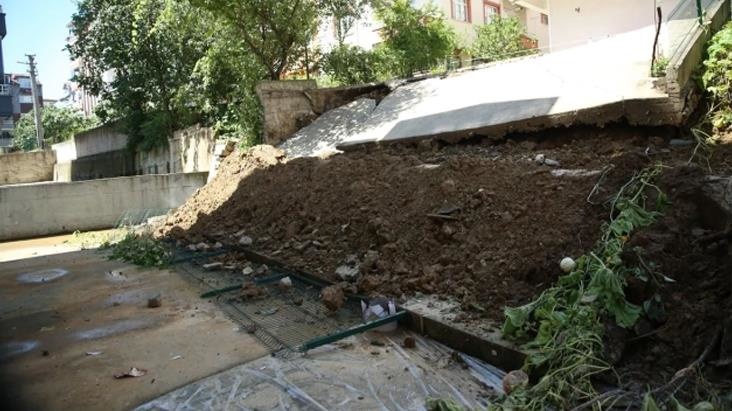 Ordu'da istinat duvarı çöktü, apartman tahliye edildi