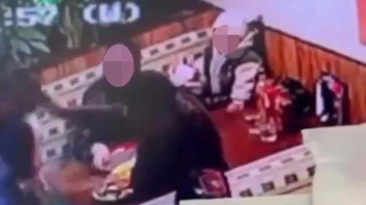 Erkek müşteri, kendisine yemek getiren kadın garsonun yüzüne tabakla vurdu