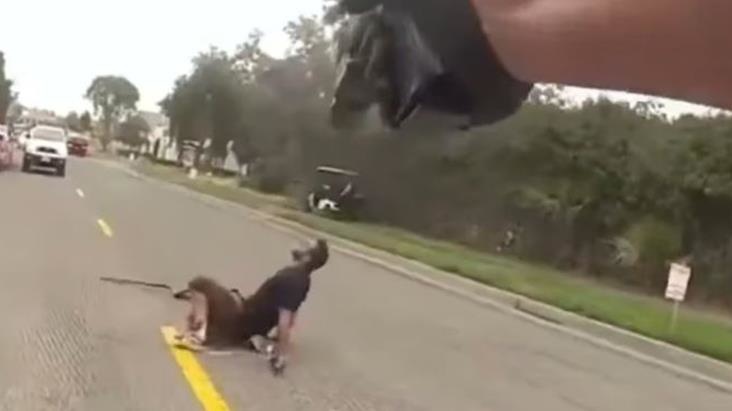 Kaliforniya'da polis anne ve babasını öldüren saldırganı bacaklarından vurarak etkisiz hale getirdi