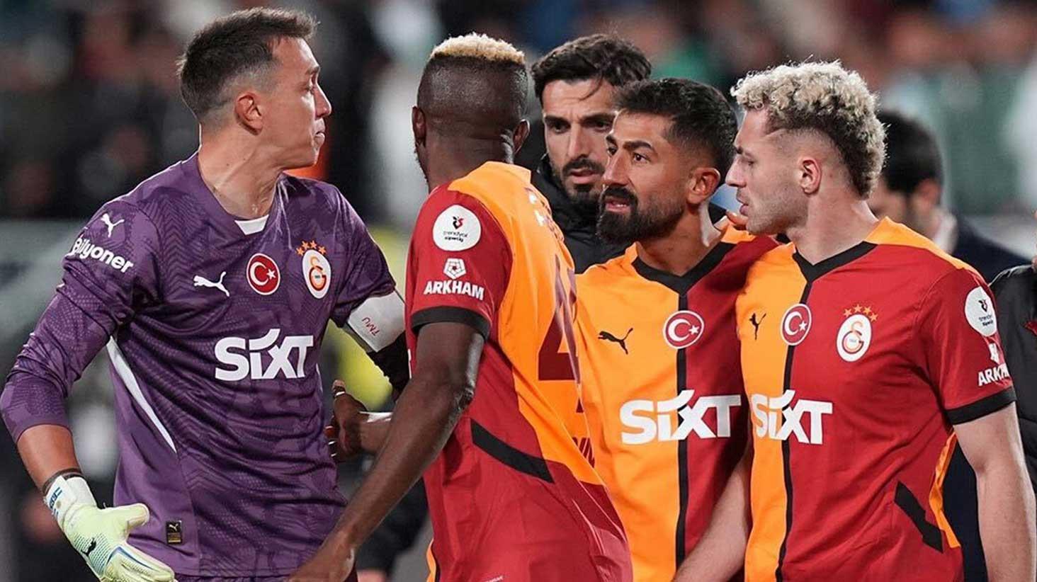 Kerem ile Muslera, sahanın ortasında birbirine girdi