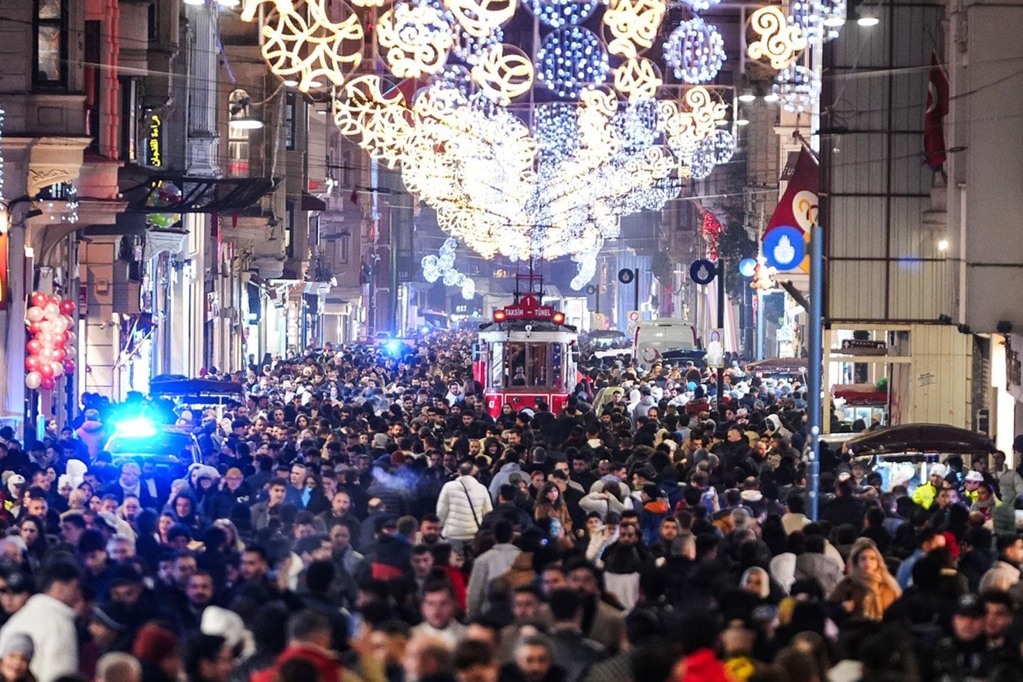 Adım atacak yer kalmadı! Yeni yıla saatler kala insan seli