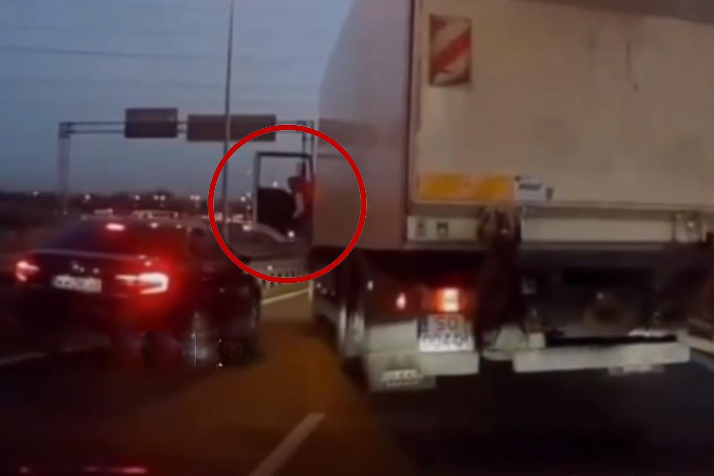 Trafikte başsavcıya denk gelen sürücü hızla aracına geri döndü