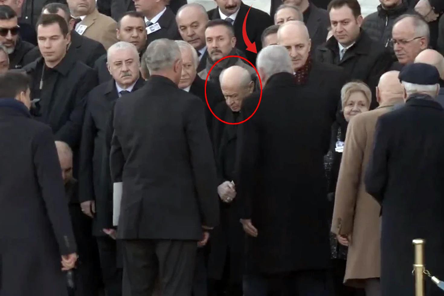 Cenaze törenine damga vuran an! Bahçeli ve Dervişoğlu tokalaşmadı