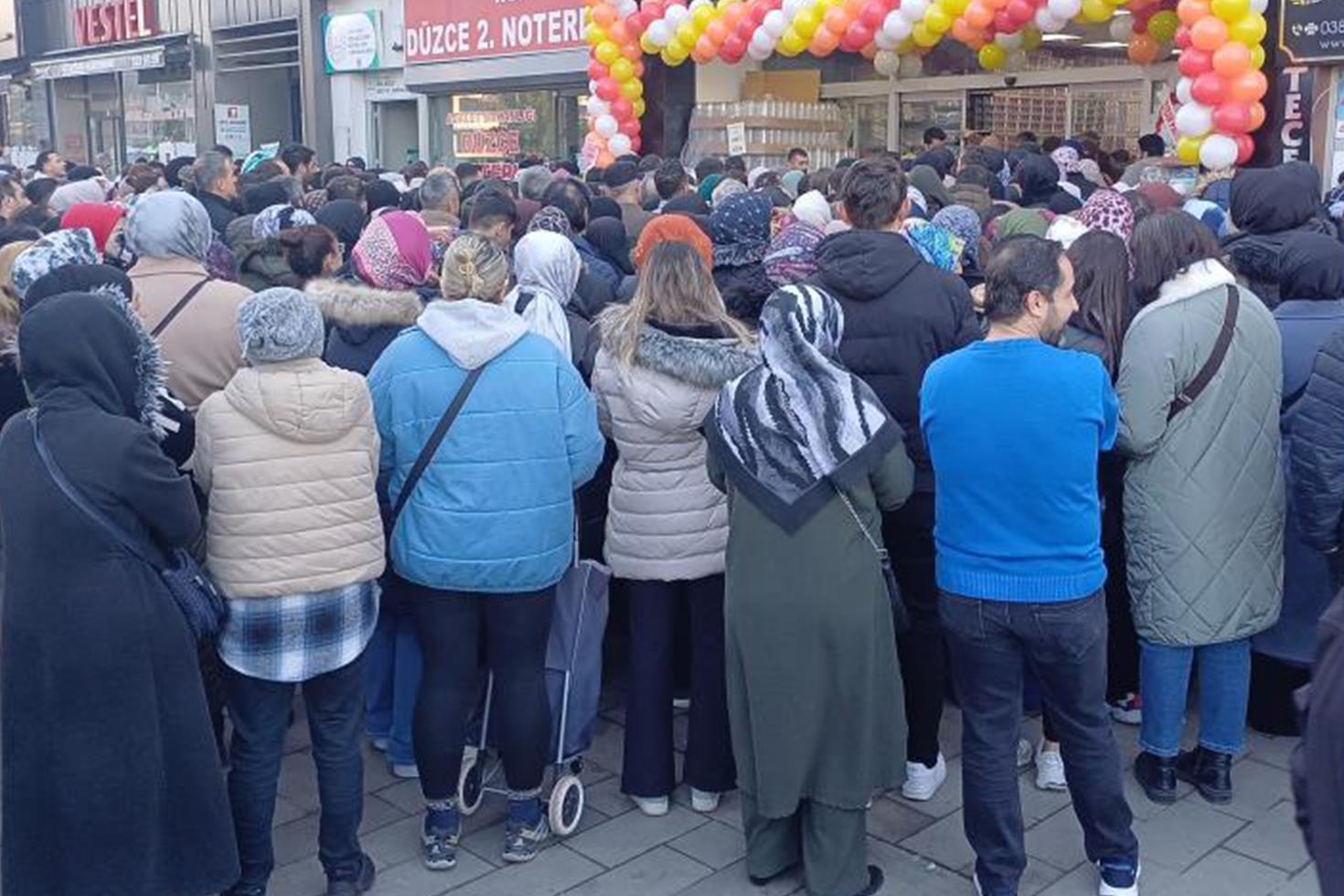 Fiyatı duyan işi gücü bırakıp geldi! İçeriye giren dışarıya çıkamadı