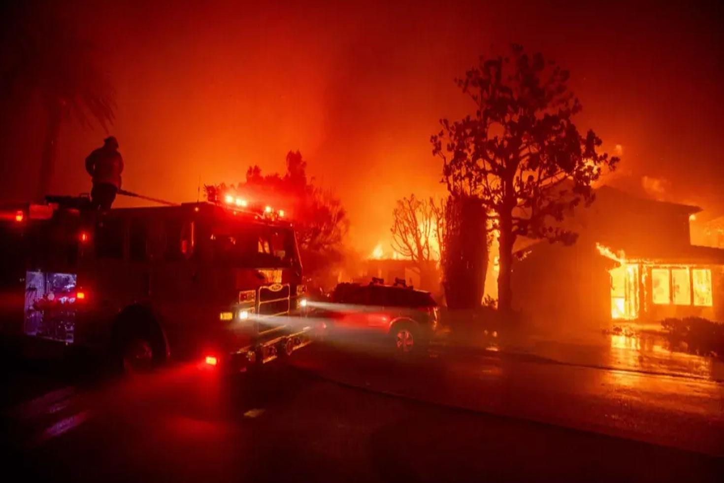 Los Angeles alevlere teslim! 1000'den fazla ev yok oldu