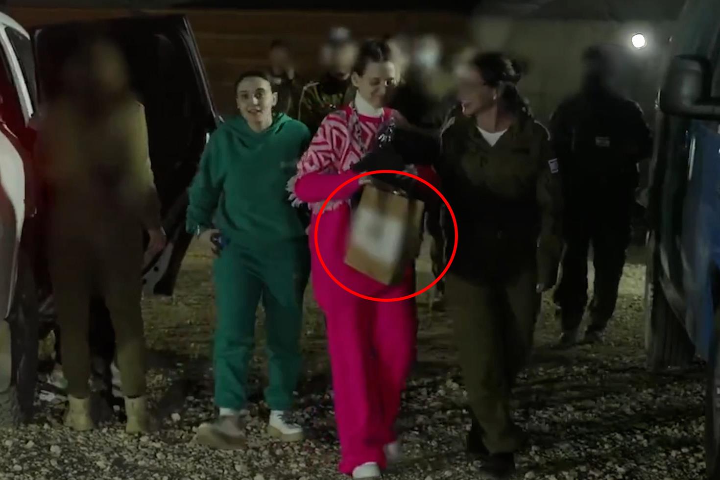 Serbest bırakılan 3 İsrailli rehineye verilen çantada bakın neler varmış