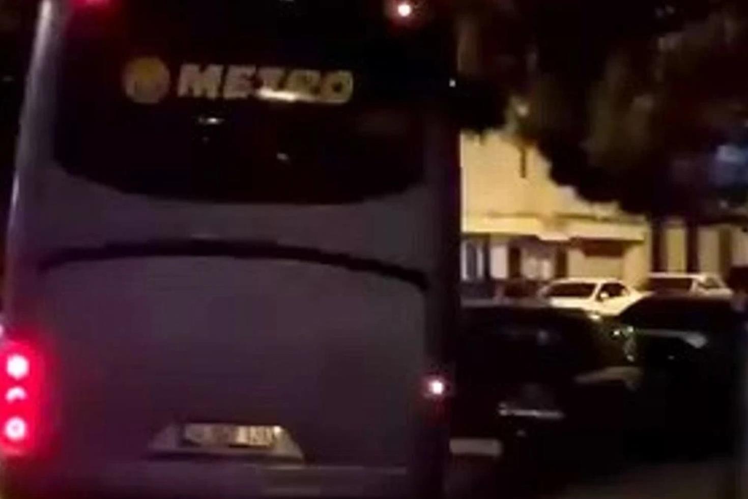 Güngören'de 16 yaşındaki çocuk otobüs kaçırdı, park halindeki araçlara çarptı