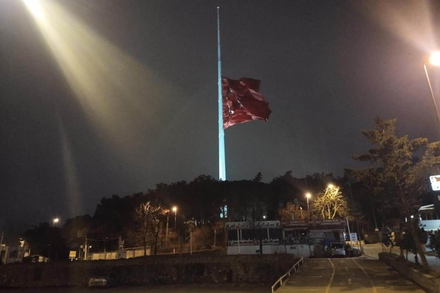Milli yas ilan edilmesiyle İstanbul'da bayraklar yarıya indirildi